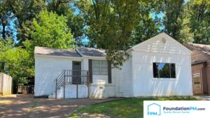 A well-maintained rental property in Memphis with a happy family moving in.